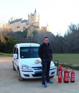 Alberto de extintores Sebastián con fondo del Alcázar de Segovia. Galería