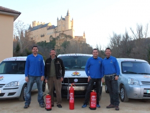 furgoneta y trabajadores de extintores Sebastián con fondo del Alcázar de Segovia. Galería