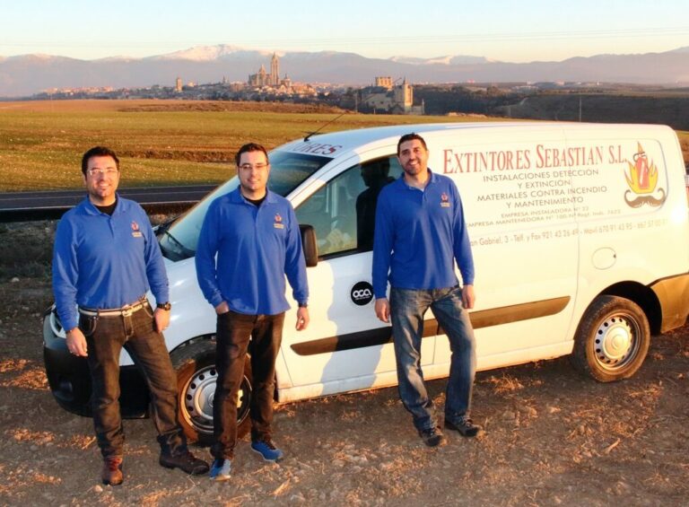 Trabajadores y furgoneta de Extintores Sebastián
