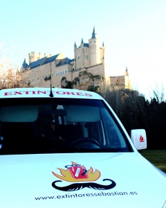 Foto de furgoneta de extintores Sebastián con fondo del Alcázar de Segovia. Galería